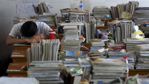 Bên trong 'công xưởng thi đại học' lớn nhất Trung Quốc: Học 15 tiếng/ngày nhưng chỉ có 15 phút để ăn, giáo viên lên lịch sinh hoạt cho cả lớp để tránh lãng phí thời gian 