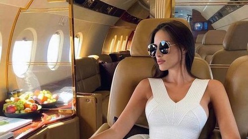 Siêu bảo mẫu cho giới siêu giàu tiết lộ các đặc quyền xa xỉ: Kiếm tới 3,2 tỷ đồng mỗi năm, đi làm bằng Range Rover, du lịch tới hơn 9 quốc gia