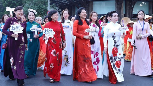 Chào tuần mới: Giữ mãi sự 'duyên dáng áo dài'