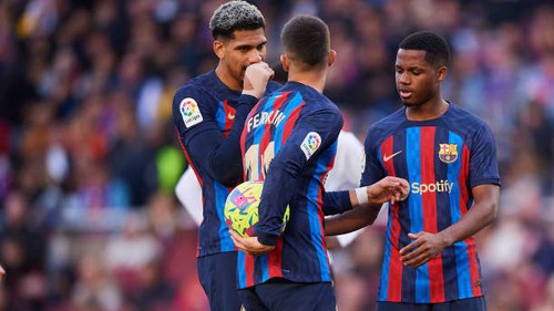 Cầu thủ Barca tranh nhau đá phạt đền trước Valencia và cái kết 'đắng'