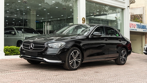 Muốn mua Mercedes-Benz E-Class mới với giá như xe cũ thì đây là một lựa chọn: Lăn bánh 30km, còn nguyên nilon và chưa ra biển nhưng rẻ hơn niêm yết 309 triệu đồng