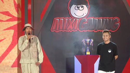 Bùng nổ đêm sự kiện giải đấu 'ao làng', Đen Vâu và Hoà Minzy cũng xuất hiện góp vui