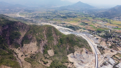 Toàn cảnh cao tốc Nha Trang - Cam Lâm trước khi thông xe vào tháng 6/2023