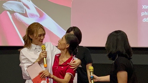 Người hâm mộ dành nhiều tình cảm cho Mỹ Tâm trong cinetour phim 'Người giữ thời gian'