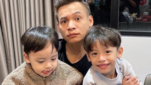 Tự nhận mình "viết chữ xấu nhất tỉnh", nhưng Độ Mixi vẫn không thể chấp nhận được chữ của con trai, netizen: "Con hơn cha là nhà mất nóc"