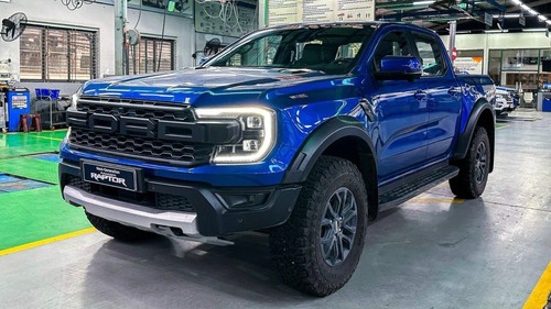 Ford Ranger Raptor 2023 hot đến nỗi dân tình ở đây xếp hàng chờ tới 2,5 năm, một người đàn ông gọi 40 cuộc đến các đại lý quyết mua xe bằng được và đã may mắn