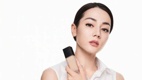 Địch Lệ Nhiệt Ba vẫn im lặng trước tranh cãi về quảng cáo của Christian Dior