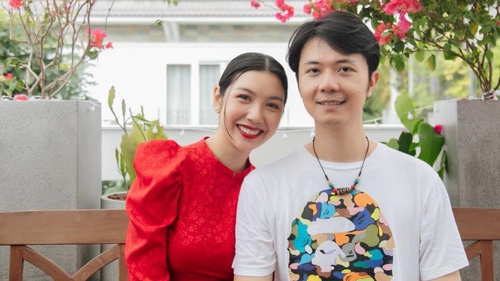 Đưa vợ đi nhận bằng cử nhân, chồng doanh nhân của Á hậu Thúy Vân vô tình tiết lộ trường cũ từng theo học