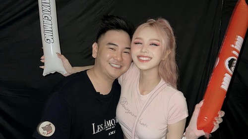 Xoài Non bị chê đi sự kiện mà chỉ lo bấm điện thoại