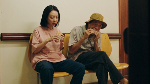 'Con Nhót Mót Chồng': Thái Hoà trở lại xứng danh ông hoàng phòng vé, khóc nghẹn vì chuyện phụ nữ khó sinh con do bị suy buồng trứng