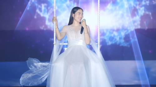 Nam Em: Giọng hát gây tranh cãi và nỗ lực theo đuổi ca hát chuyên nghiệp