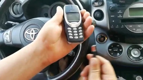 Thử cắm Nokia 3310 vào ô tô và cái kết khiến nhiều người ngỡ ngàng: Đúng là "huyền thoại", cái gì cũng có thể làm được!