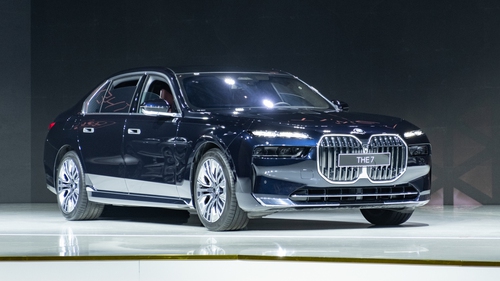 Ảnh thực tế BMW 7-Series 2023 giá từ 5,2 tỷ đồng tại Việt Nam: Nhiều màn hình, các chi tiết kiểu 3D, có điểm ‘học’ từ S-Class
