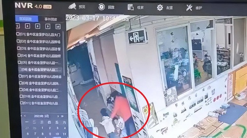 Con gái nhất quyết không chịu ăn canh dù thuyết phục thế nào, cha mẹ kiểm tra camera giám sát ở trường liền gọi cảnh sát ngay lập tức