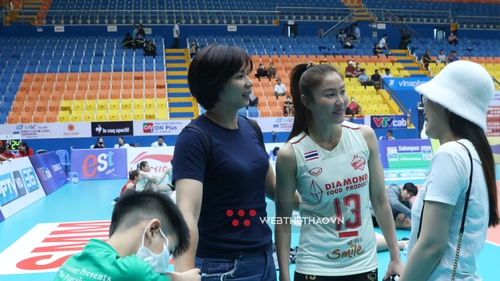 'Búa máy' bóng chuyền Bùi Thị Huệ hội ngộ huyền thoại Thái Lan Nootsara, trẻ không ai nghĩ bằng tuổi