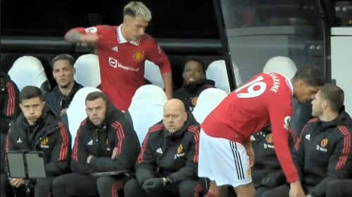 Lisandro Martinez hục hặc khi bị thay ra, Ten Hag nói gì?