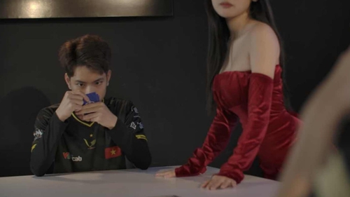 Tìm ra danh tính hot girl Liên Quân giấu mặt, chỉ để lộ thềm ngực vẫn đủ gây thương nhớ