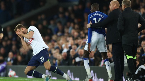 Harry Kane bị chỉ trích nặng nề vì ăn vạ quá 'lố' khiến đối thủ nhận thẻ đỏ