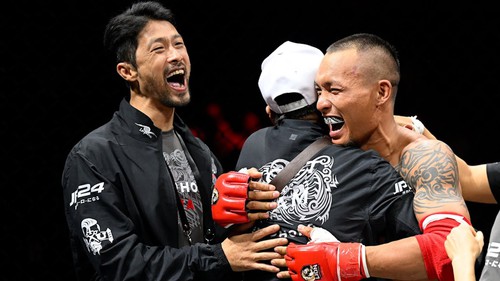 Màn quỳ gối tặng đai hé lộ mối quan hệ 'thầy trò' giữa Johnny Trí Nguyễn và Trần Quang Lộc