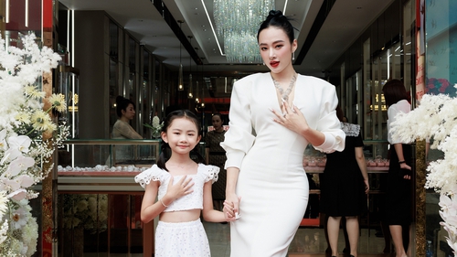 Angela Phương Trinh bất ngờ xuất hiện thanh lịch cùng con gái nuôi trong sự kiện