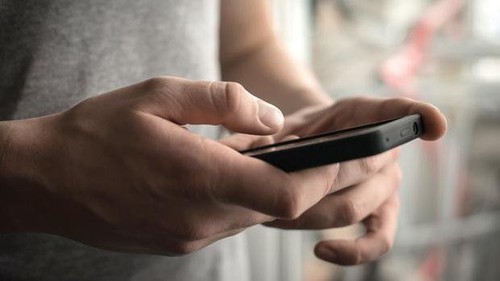 Cách cầm điện thoại của một người cũng có thể dự đoán được tương lai: Giàu hay nghèo nhìn lướt là biết ngay! 