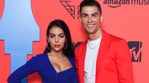 Bạn gái thừa nhận choáng ngợp trước vẻ đẹp trai của Ronaldo, tối chỉ cần ngắm là ngủ ngon