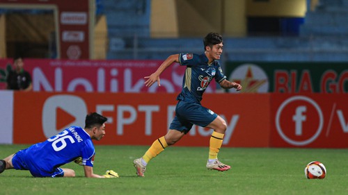 Thủ môn Viettel mắc sai lầm, Vua giải trẻ HAGL 'mở tài khoản' bàn thắng ở V-League