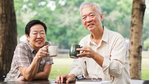 Đến tuổi xế chiều, có 2 điều càng 'tiết kiệm' với con cháu càng tốt: Gia đình êm ấm hay không đều phụ thuộc vào đây