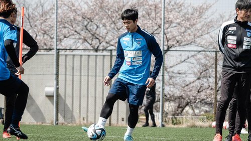 Yokohama FC thua đậm 0-5, Công Phượng chưa được chơi phút nào tại J-League