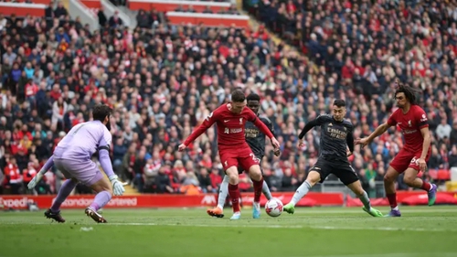 Martinelli trừng phạt sai lầm của Van Dijk, 'nhảy múa' trước hàng thủ Liverpool