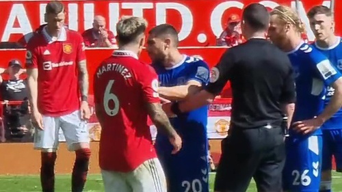 Fan MU 'mát mặt' khi Lisandro Martinez ‘dằn mặt’ tiền đạo Everton bằng một phong cách rất... đàn anh