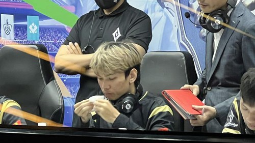 Tuyển thủ Saigon Phantom lộ hình ảnh mệt mỏi sau trận thua VGM, fan xót xa khi biết nguyên nhân  