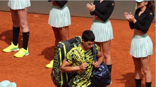 BTC Masters 1000 bị chỉ trích vì để các cô gái ball girl mặc áo crop top và váy ngắn ra sân