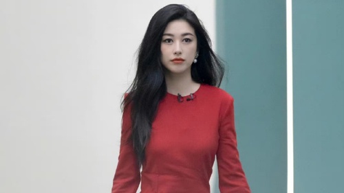 Mỹ nhân 8 lần vào top đẹp nhất thế giới bị chỉ trích vì thái độ kém duyên ở Đạp gió 2023