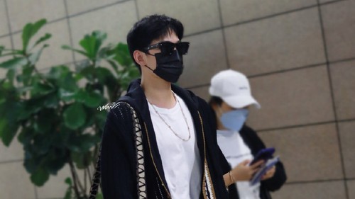 Dương Dương lộ diện sau ồn ào vào khách sạn với 'tiểu Lưu Diệc Phi', biểu cảm gây chú ý