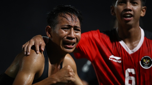 Beckham của Indonesia bật khóc nức nở trong trận chung kết kỳ lạ bậc nhất lịch sử SEA Games