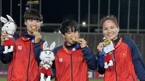 'Truyền nhân' của Huỳnh Như vươn lên bằng nghị lực phi thường khi mất bố năm 17 tuổi, đi đá bóng lấy tiền nuôi 3 em