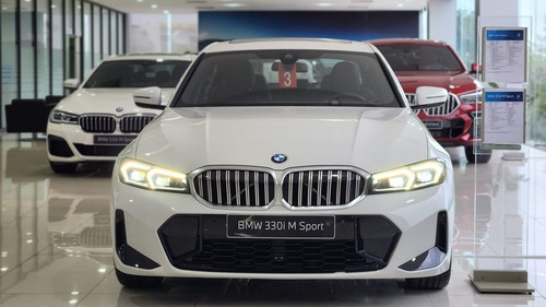 BMW và Mercedes cạnh tranh khốc liệt giành thị phần xe sang ở Việt Nam: Chạy đua nâng cấp, giảm giá hàng trăm triệu đồng