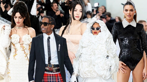Met Gala 2023: Anne Hathaway xứng danh nữ thần, Rihanna đến muộn vẫn tạo spotlight, biệt đội châu Á có 'ăn đứt' hội IT girl quốc tế?