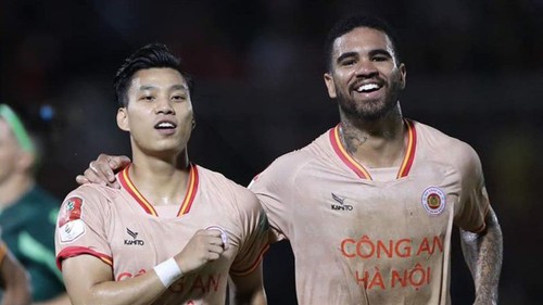 Văn Thanh rực sáng, CAHN thắng đậm TPHCM, vươn lên vị trí thứ 2 trên BXH V-League