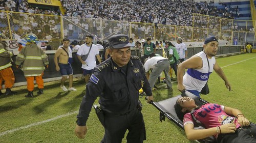 Giẫm đạp gây thương vong do chen lấn xem bóng đá