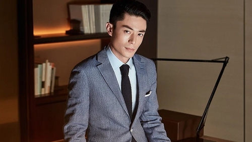 Ông xã của Lâm Tâm Như, Hoắc Kiến Hoa tái xuất, ngoại hình U50 gây bất ngờ