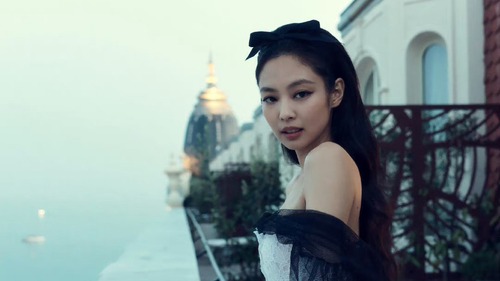 V BTS không đi thảm đỏ Cannes, Jennie Blackpink xuất hiện lộng lẫy giữa ồn ào hẹn hò