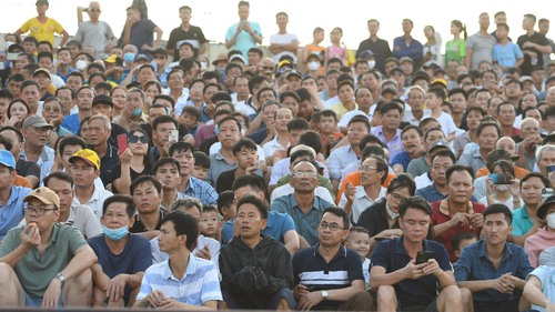 Hàng ngàn người xem siêu cúp bóng đá 7 người quốc gia chỉ ra sự khác biệt giữa 'chuyên nghiệp' và 'phong trào'