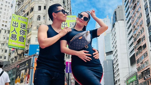 Mẹ bầu Khánh Thi tình tứ bên Phan Hiển tại Hongkong
