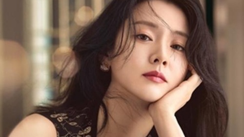 Lee Young Ae trở lại màn ảnh nhỏ, kết hôn với đàn em kém 4 tuổi