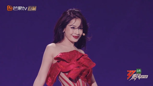 Cư dân mạng Trung nói gì về màn trình diễn của Chi Pu tại 'Đạp gió 2023'?