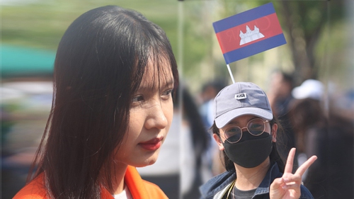 SEA Games 32: Choáng với cảnh CĐV Campuchia đội nắng 40 độ, 'rồng rắn' chờ vào SVĐ nghìn tỷ xem khai mạc