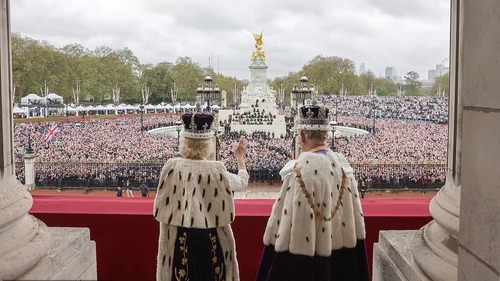 Chùm ảnh hậu trường hiếm hoi của Vua Charles và Vương hậu Camilla trên ban công Cung điện Buckingham hé lộ những góc nhìn chưa từng thấy