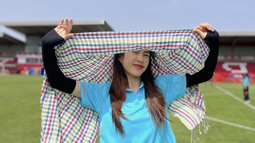 Thanh Nhã duyên dáng với khăn rằn miền Nam dưới cái nắng hè thiêu đốt của Campuchia